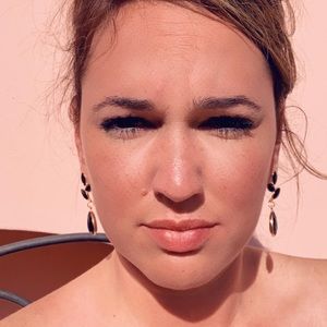 Meet your Posher, Cassandra